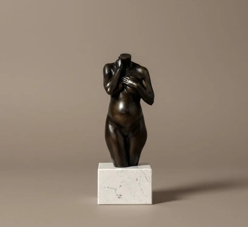Arte-Lumina zwangerschapsbeeldje bronslook, hand in nek pose, elegant en tijdloos